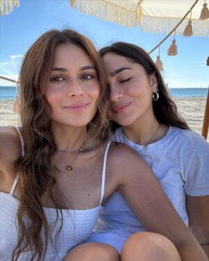Daniela Calle Instagram - De mis días favoritos del año, porque me regalo a el ser humano mas especial del mundo, nos alumbras la vida a los que tenemos la fortuna de tenerte. 
Thank you for making life this amazing🪄
Happy bday mi amor. Te amo hasta el infinito y mas @poche ❤️‍🔥