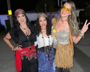 Scarlet Ortiz Instagram - Anoche celebrando Halloween 👻 🎃 de que se trata para mi? De ver a mi hija feliz buscando su disfraz, maquillándose y disfrutando con sus amigos, tocar las puertas y que le den caramelos! Nada más que ser felicessssss y disfrutar con amigos y familia, sin ofender, ni dañar a nadieeee! En paz y en alegría! Respeto las creencias de cada quien aunque no las comparta y sería lindo que todos aprendiéramos a hacerlo!!! No soy de juzgar a alguien por sus creencias así que pido no me vengan a querer imponer creencias que no son mías! Vamos a respetarnos y a ser felicessssss!!! Gracias a mis bellas @hevisjevita @scheherezadelm @blossomid_  por la maravillosa compañía. #halloween