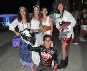 Scarlet Ortiz Instagram - Anoche celebrando Halloween 👻 🎃 de que se trata para mi? De ver a mi hija feliz buscando su disfraz, maquillándose y disfrutando con sus amigos, tocar las puertas y que le den caramelos! Nada más que ser felicessssss y disfrutar con amigos y familia, sin ofender, ni dañar a nadieeee! En paz y en alegría! Respeto las creencias de cada quien aunque no las comparta y sería lindo que todos aprendiéramos a hacerlo!!! No soy de juzgar a alguien por sus creencias así que pido no me vengan a querer imponer creencias que no son mías! Vamos a respetarnos y a ser felicessssss!!! Gracias a mis bellas @hevisjevita @scheherezadelm @blossomid_  por la maravillosa compañía. #halloween