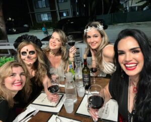 Scarlet Ortiz Instagram - Anoche celebrando Halloween 👻 🎃 de que se trata para mi? De ver a mi hija feliz buscando su disfraz, maquillándose y disfrutando con sus amigos, tocar las puertas y que le den caramelos! Nada más que ser felicessssss y disfrutar con amigos y familia, sin ofender, ni dañar a nadieeee! En paz y en alegría! Respeto las creencias de cada quien aunque no las comparta y sería lindo que todos aprendiéramos a hacerlo!!! No soy de juzgar a alguien por sus creencias así que pido no me vengan a querer imponer creencias que no son mías! Vamos a respetarnos y a ser felicessssss!!! Gracias a mis bellas @hevisjevita @scheherezadelm @blossomid_  por la maravillosa compañía. #halloween