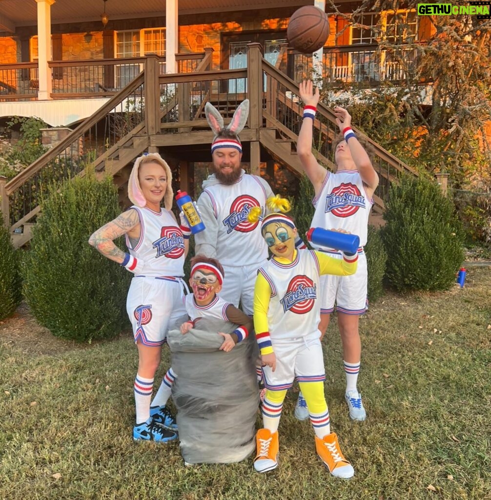 Maci Bookout Instagram - We got a real jam goin' down, Welcome to the Space Jam! 🔈🏀 Happy Halloween from the Toon Squad! 🎯 

@officialteamtriton KILLED  it on our uniforms! 💯🎃
#happyhalloween #halloween #toonsquad #spacejam
