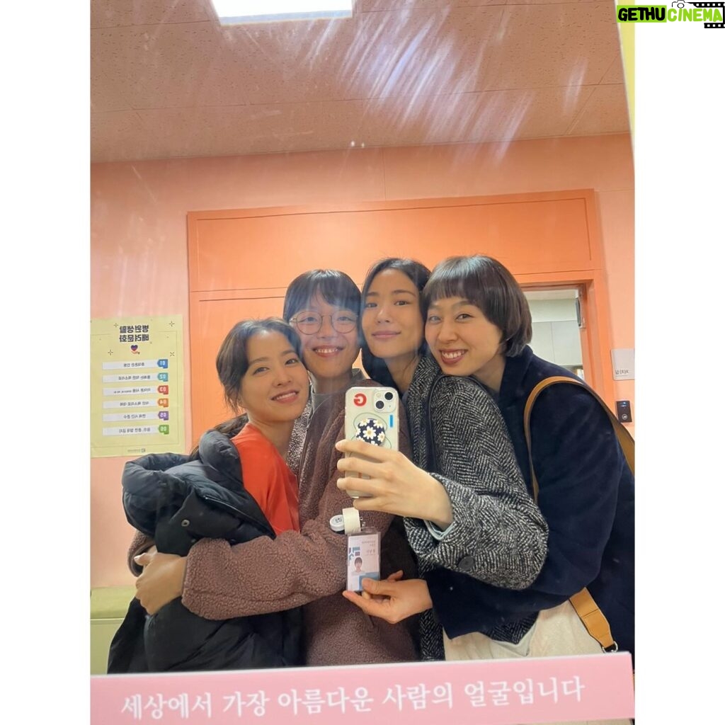 Park Bo-young Instagram - 🧡