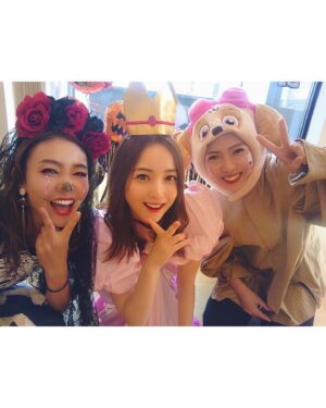 Nozomi Sasaki Instagram - .
まず初めに、中途半端なピーチで、すみません😂
ウィッグも買いに行こうかと思ったけど、お店が混んでて諦めました…🙏
仲良しお友達家族のお家でハロウィンパーティ🎃🎈
たまたま遊ぶ約束をしていたのだけど、ハロウィンが近かっため、子供も大人も仮装を楽しみました👻
2枚目は加工アプリで🤣

楽しかったなぁ✨
沢山美味しいご飯も用意してくれて感謝♡

あ、ピーチの仮装は子供のリクエストですからね🥹笑
言われてやるしかないと思って頑張りました💦