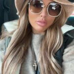 Mandy Rose Instagram - Cozy weekend with friends and family 🕯️❤️🍴