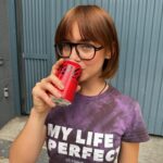 Clara Galle Instagram - #pubIi I love muchito a mis amigas aunque me intenten robar mi @cocacola_esp (irresistible como ellas 🫂❤️✨)
#DateElGusto
