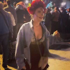 Şevval Sam Instagram - 💖Çoook uzaklardan yazıyorum dostlar..(11 saat fark😅)..bu sene bi 11 saat geç gireyim yeni yaşıma dedim, neyse dönünce öderim 😅 hatta ölüler gününde bi ölüverip gelip sıfırlanayım dedim. 50 yıldır bu planette olmak çok enteresan, düşününce..acısıyla tatlısıyla hikayemi seviyorum ❤️bunca yıl en büyük hayalim Meksika Ölüler gününe gitmekti.. Prenses’imin ülkesine😉 #princessthecamper  bu sene bu hayalimi yarı yüz yaşımda gerçekleştirdim. Dünya değişiyor her geçen gün, gezmek görmek lazım. Hayatımın en güzel tatilini yaptım diyebilirim. Bir kaç fotoğraf paylaşıyorum. Devamı gelir..bi açılış yapayım. Yeni yaşımı kutlayan herkese çoook teşekkür ediyorum. Cevap verebildiklerim veremediklerim..sevginiz benim için çok kıymetli bunu unutmayın lütfen ❤️❤️❤️❤️❤️❤️❤️❤️❤️💫🎂🥂⭐️💛🌈💖💯🎉🍻🩷💙🩵💛🥳🍬🍭🍡💝 #diademuertos #mexico🇲🇽 #oaxaca #50years