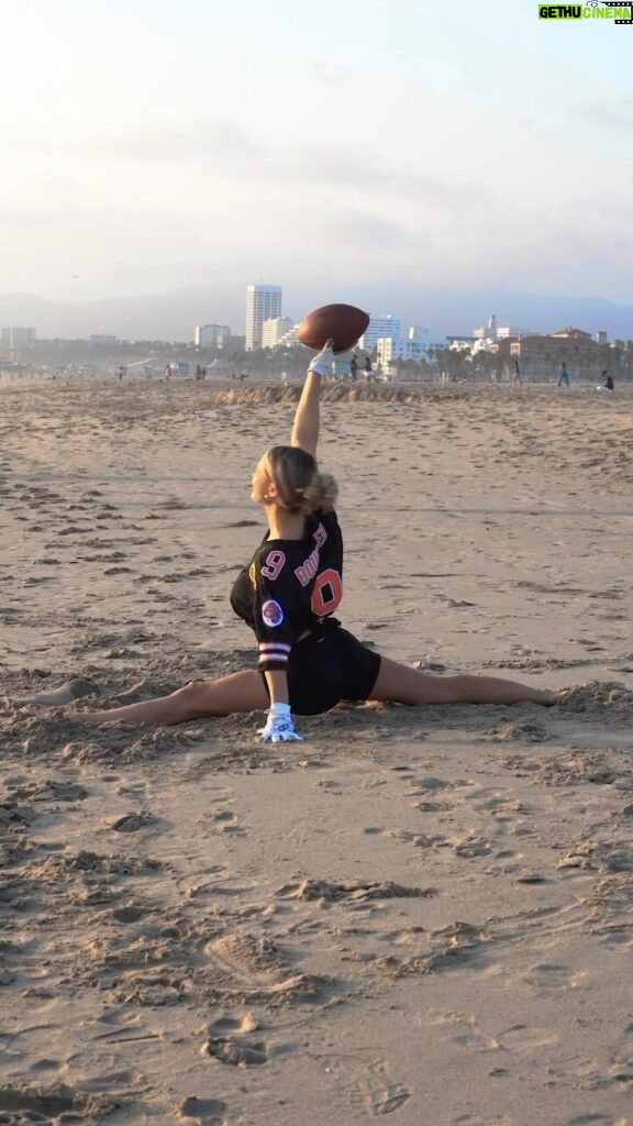 Kinsey Wolanski Instagram - Anything to make the catch 😂🏈 

#sports #football #NFL #fantasyfoofball #girls
