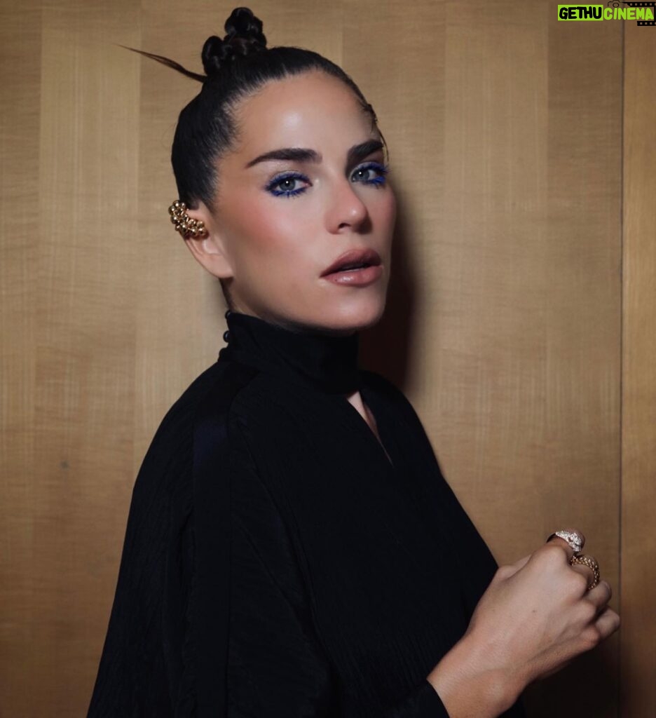 Karla Souza Instagram - Un honor ser otorgada este reconocimiento @glamourmexico gracias por juntarnos a tantas mujeres chingonas.

An honor to be granted this recognition @glamourmexico thank you for bringing these bad ass women together. 

Vestido @krisgoyri
Joyería: @cartier
Reloj @omega
Styling @fernan.mx 
Makeup @salvadorgonzalezmakeup 
Hair @ernestovargas_hair