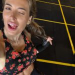 Jésica Cirio Instagram - Resumen de mi semana en 8 fotos 📸
1- Selfie 🫶🏻
2- Mañana de fiaca con ella 😴
3- En el casamiento de @fercolombo_ok y @facuoltra 😃👨🏼‍🤝‍👨🏻
4- Posando con su vestido 😍👗
5- Look para la Peña 📺 @iman_official @rickysarkany
6- Post entrenamiento 💪🏻
7- Te amo con el alma ❤️
8- Este conjunto de @cocotdufour no puede más de lindo