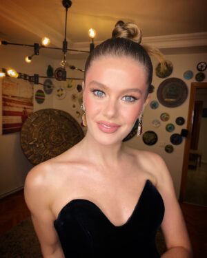 Burcu Biricik Instagram - Yeaayyy yeaayy yeayy ✌️

Make-up @cananhzl 🤩
Saç @rojinbotaann 💫
Styling @muhammetbozkurtt ✨