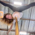 Sofie Dossi Instagram - ǝʌᴉʇɔǝdsɹǝԀ