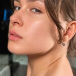 Anna-Maria Sieklucka Instagram - Kosmetyki z serii Rénergie od Lancôme pokazywałam Wam już wiele razy. Serum to mój must have w pielęgnacji już od ponad roku. W marcu do moich ulubieńców dołączył również nowy krem Rénergie.
 
Za co je kocham? H.C.F Triple Serum zawiera składniki przeciwdziałające oznakom starzenia, dzięki czemu świetnie napina i rozświetla moją skórę dając efekt zdrowego glow. Idealnie nadaje się pod makijaż, a to dla mnie bardzo ważne! Natomiast H.P.N. 300 Peptide Cram skutecznie przywraca skórze jędrność oraz elastyczność, poprawia jej koloryt.
 
Niemożliwe staje się możliwe z @lancomeofficial 
 
#lancomepoland #skincare #renergie #hcftripleserum #hpn300peptide #kobietylancome [reklama]