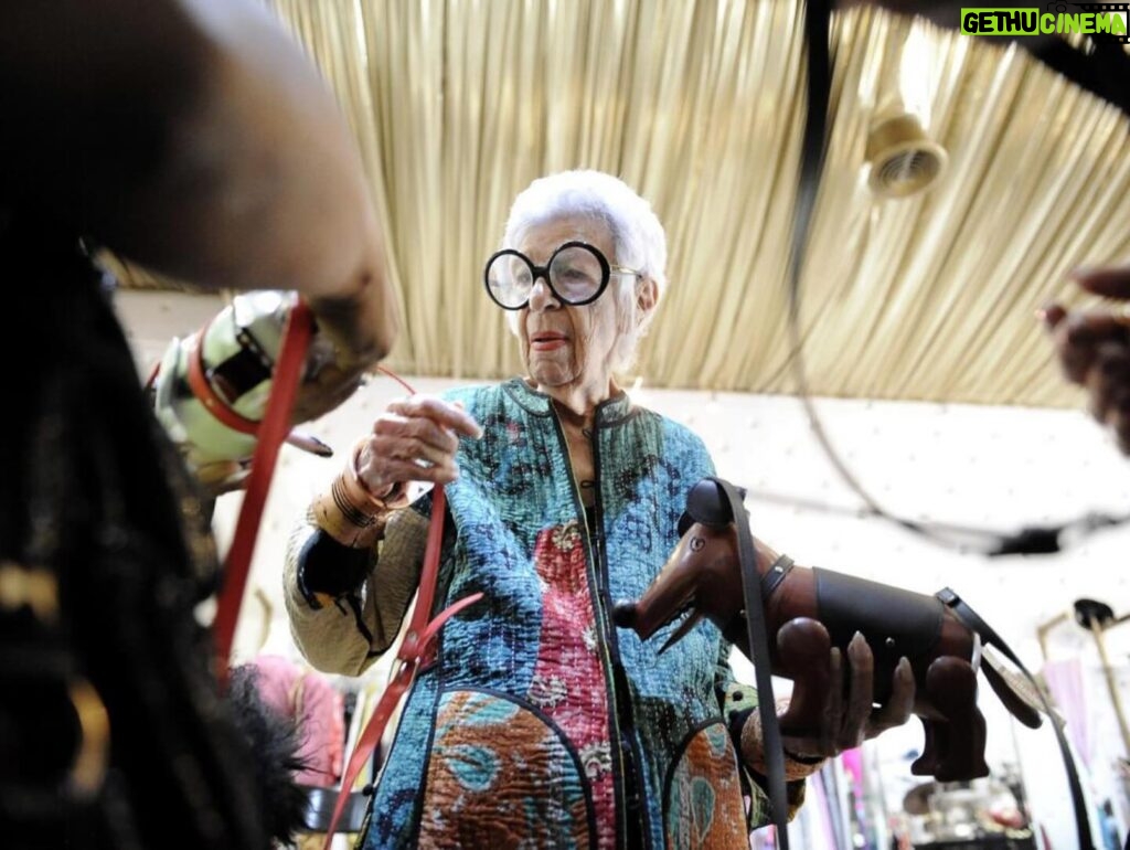 Iris Apfel Instagram - Shop shop shop til you drop drop drop today! 🛍️ #blackfriday 

📸: @mariahtauger for the @latimes