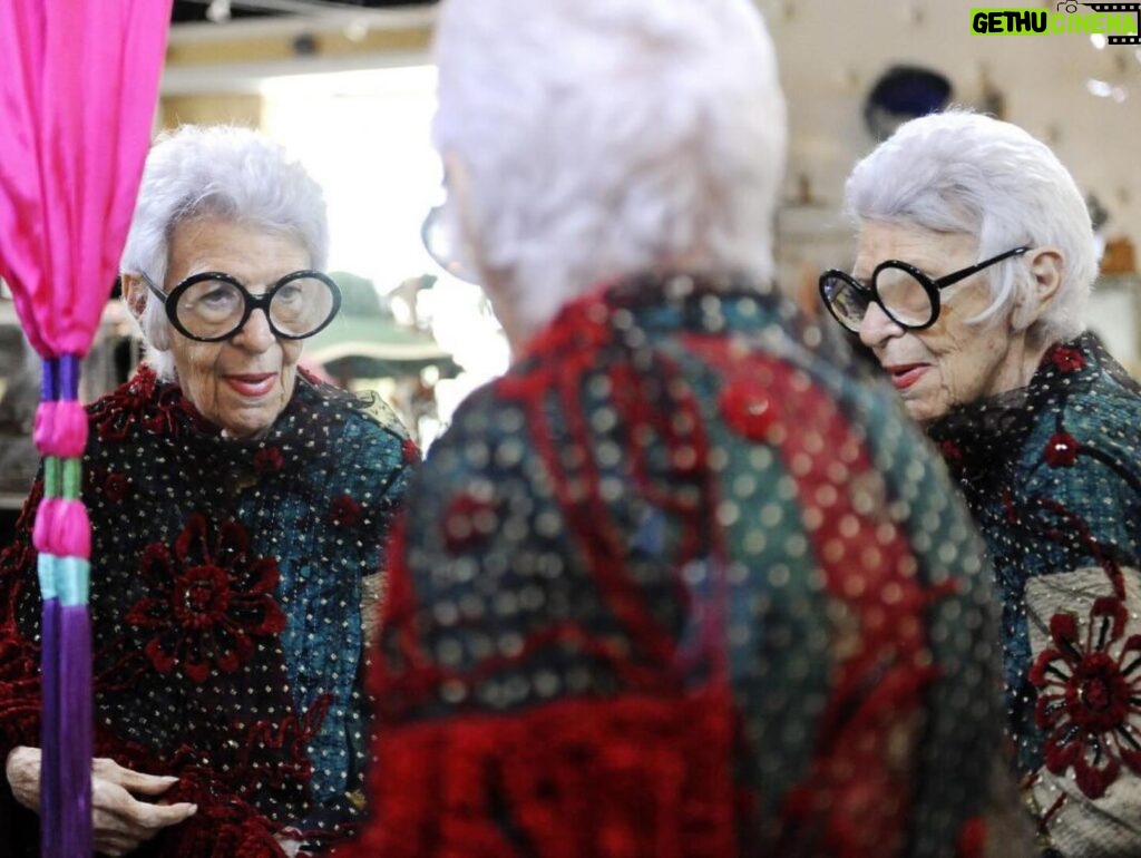 Iris Apfel Instagram - Shop shop shop til you drop drop drop today! 🛍️ #blackfriday 

📸: @mariahtauger for the @latimes