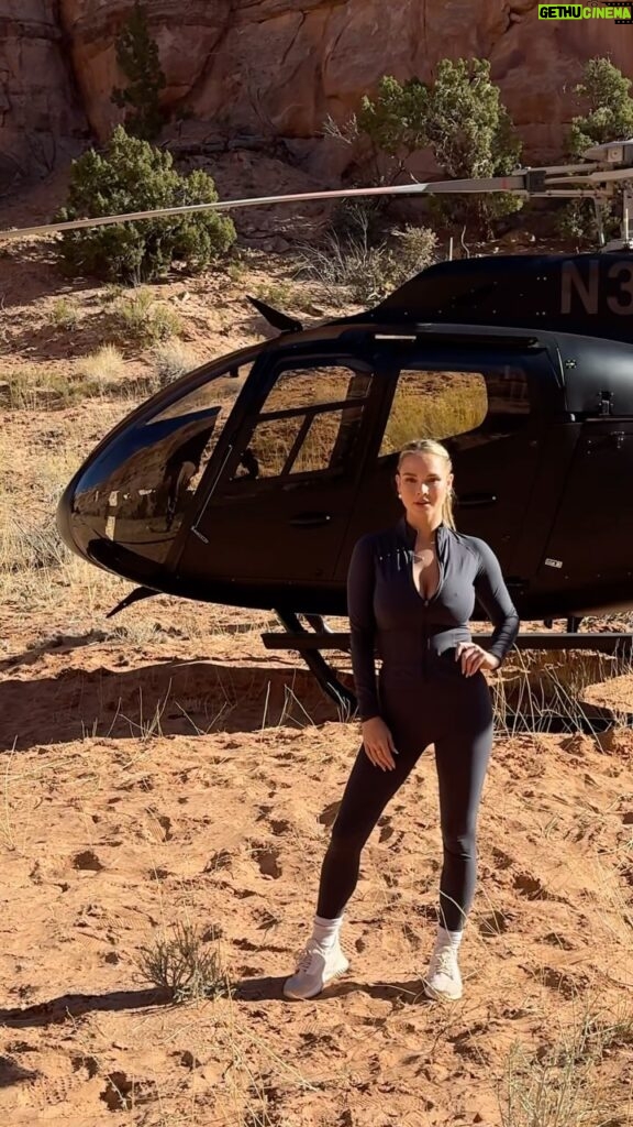 Kinsey Wolanski Instagram - Come fly in a canyon with me 🚁👩‍✈ 

#pilot #adventure #nature #female #girls