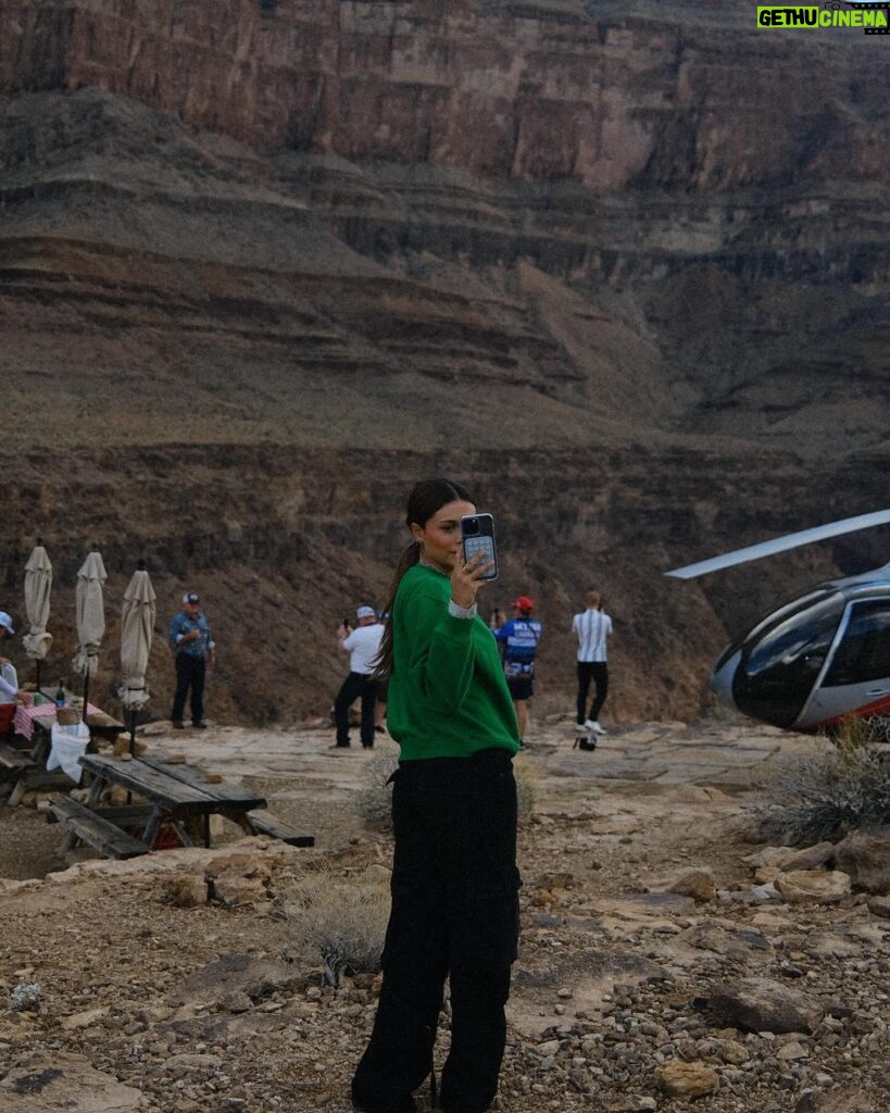 Daniela Calle Instagram - 🚗🗺️
Vegas
Joshua tree
Grand Canyon 
F1