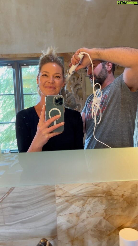 Katherine Heigl Instagram - Every girl needs a trusted hairstylist to make her feel pretty this holiday season…I’ve been working with @joshbkelley for almost 20 years now. No one’s better at the beach wave then him…or the tea spilling! 😂❤️