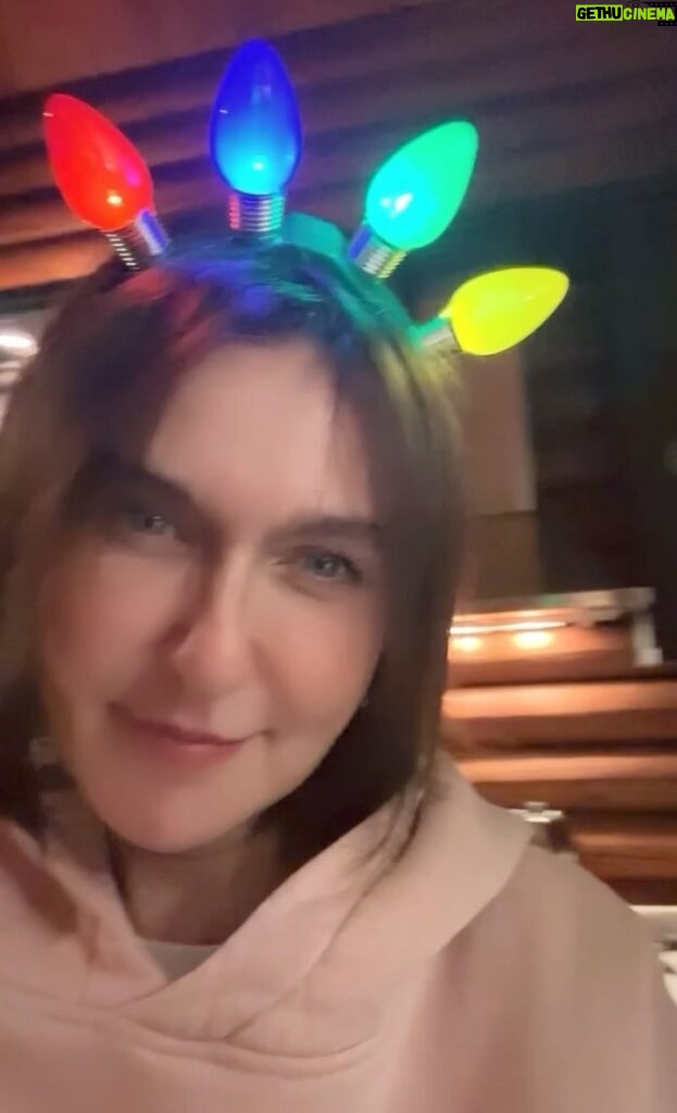 Şevval Sam Instagram - Kasım bitmeden son bi mum daha üflemiş oldum😅🥳🎂🎁🎈🎀🎏🎊