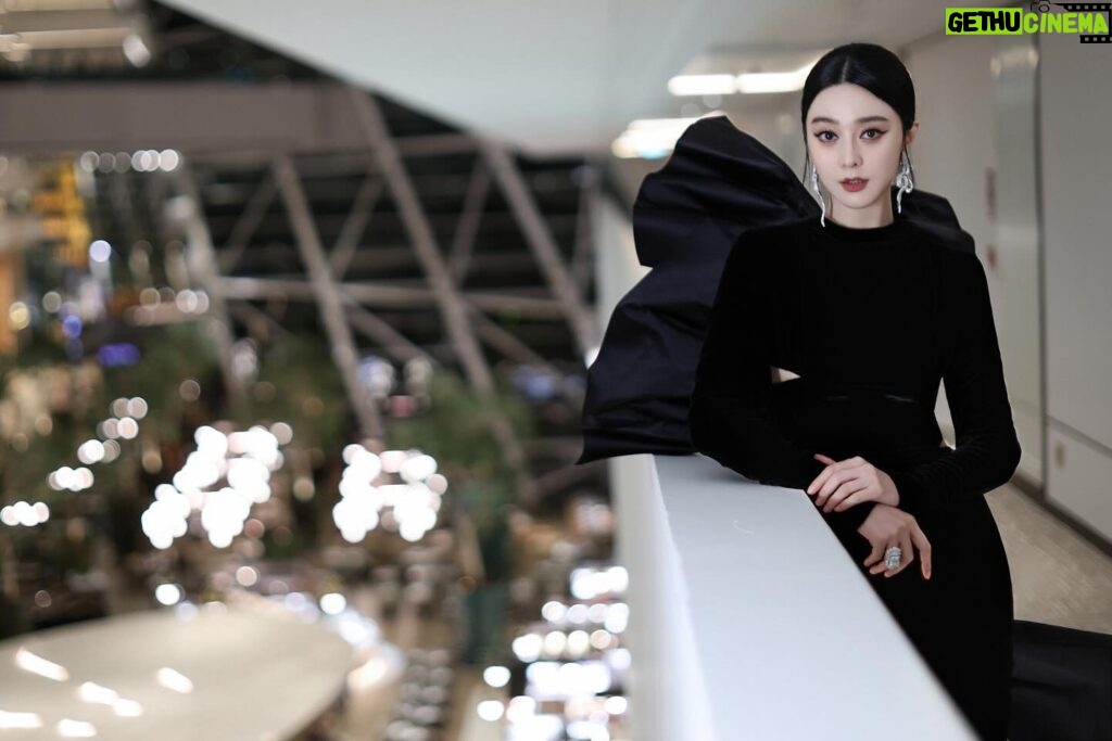 Fan Bingbing Instagram - Stunning views and unparalleled comfort @marinabaysands.

#sgiff2023 @sgiffest 

👗 @stephanerolland_paris FW 2023 HC, styled by @_christopherbu_ and @wishgui3 
💄 @huyiyin8, @_christopherbu_ 
📸 @zungninja 

Team: @jerseychong @mattie_ma @babezoooooooe