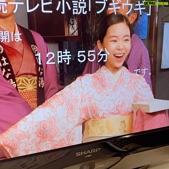 Asami Mizukawa Instagram - おまけ♨️
撮影時、ご飯休憩に入ると楽屋のモニターには休憩明けの再開時間とその前に撮ったシーンの映像が映し出されるんやけどその時いっつも微妙なとこに居る宇野さん🤦🏻‍♀️
#宇野祥平