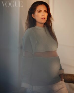 Karla Souza Instagram - "Es hora de desafiar este estigma: estar embarazada no debería convertirse en una encrucijada.

Quiero compartir que estoy embarazada. En mis dos embarazos anteriores, opté por ocultarlo. ¿La razón? Por un lado, debido a luchas internas contra los estándares de belleza; y por el otro, la realidad de mi industria; una que, en muchas ocasiones, no quiere darle trabajo a mujeres embarazadas. Esta vez decidí compartir mi embarazo con el propósito de desafiar esas percepciones y crear un espacio donde las mujeres embarazadas sean valoradas por su habilidad y talento, no por su apariencia física o estado gestante".

En exclusiva, la actriz mexicana #KarlaSouza escribe para Vogue sobre su tercer embarazo y los retos laborales de la maternidad en la industria del entretenimiento.

Lee el texto completo en nuestro link en bio. #PlumaInvitada

Fotografía: @anahop
Estilismo: @fernandocarrillo 
Glam: @salvadorgonzalezmakeup
Producción: @smthng_somethingwonderful
Locación: @galeria_cordoba