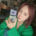 Soyou Instagram – #광고 
여러분! 저 삼성 갤럭시 Z 플립5 레트로로 핸드폰 바꿨다요♡

이번 Z 플립5는 레트로 컨셉으로 특히 한정판으로 제작되는 나만의 일련번호가 각인된 컬렉터 카드가 너무 마음에 들고, 레트로 무드로 연출한 도시의 밤을 도트 애니메이션으로 제작한 기본 커버 화면도 정말 잘 나왔더라구영

함께 주는 플립 수트 카드 3종 역시 폰이랑 너무 잘 어울려서 마음에 쏙 들어요! 새로운 폰으로 사진 많이 찍어볼게요😍

#Samsung #GalaxyZFlip5Retro