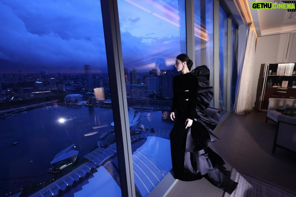 Fan Bingbing Instagram - Stunning views and unparalleled comfort @marinabaysands.

#sgiff2023 @sgiffest 

👗 @stephanerolland_paris FW 2023 HC, styled by @_christopherbu_ and @wishgui3 
💄 @huyiyin8, @_christopherbu_ 
📸 @zungninja 

Team: @jerseychong @mattie_ma @babezoooooooe