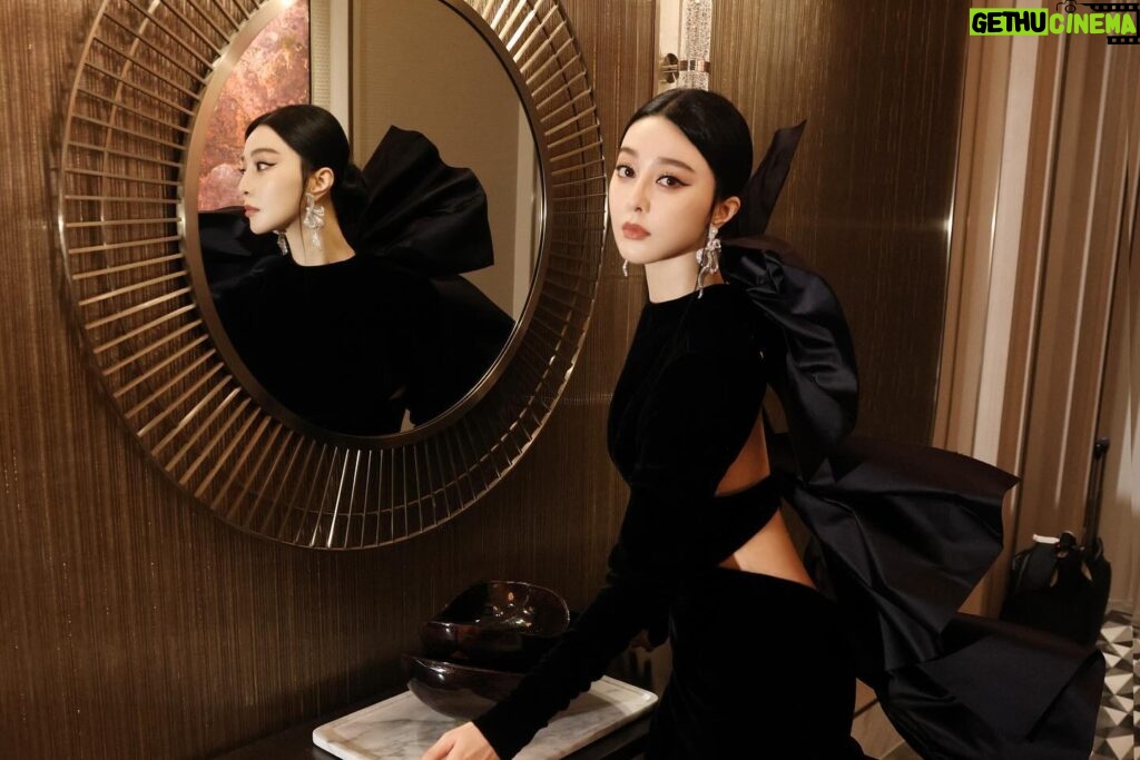 Fan Bingbing Instagram - Stunning views and unparalleled comfort @marinabaysands.

#sgiff2023 @sgiffest 

👗 @stephanerolland_paris FW 2023 HC, styled by @_christopherbu_ and @wishgui3 
💄 @huyiyin8, @_christopherbu_ 
📸 @zungninja 

Team: @jerseychong @mattie_ma @babezoooooooe