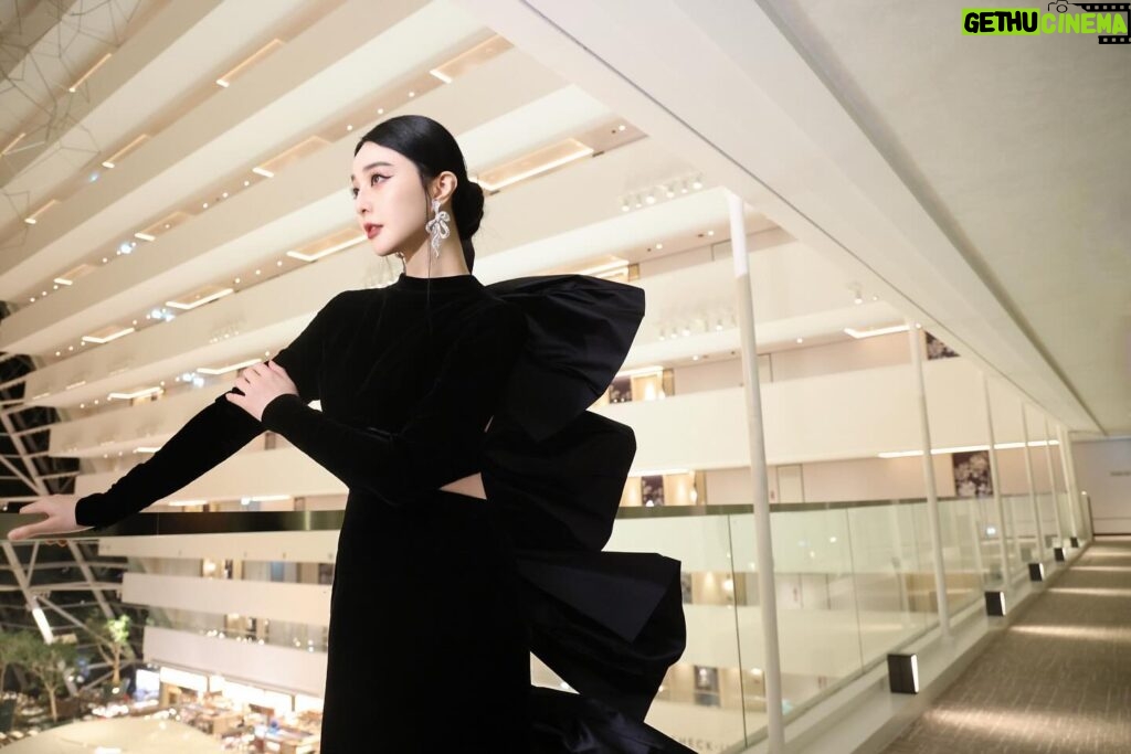 Fan Bingbing Instagram - Stunning views and unparalleled comfort @marinabaysands.

#sgiff2023 @sgiffest 

👗 @stephanerolland_paris FW 2023 HC, styled by @_christopherbu_ and @wishgui3 
💄 @huyiyin8, @_christopherbu_ 
📸 @zungninja 

Team: @jerseychong @mattie_ma @babezoooooooe