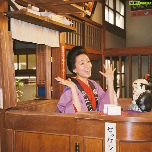 Asami Mizukawa Instagram - まいど！
ツヤちゃんを愛してくれてありがとう🌸♨️💃🍑
朝ドラの歴史や偉大さを改めて感じる機会になりました。
ツヤちゃん楽しかったよー！
ブギウギ最後まで応援しましょうね📣
#フィルムで撮った現場写真
@mizukawa_asami_mg.film