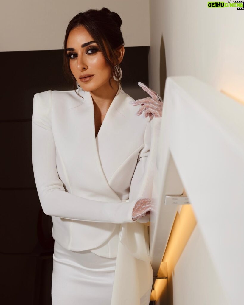 Amina Khalil Instagram - A few shots before the world premiere of our latest film ‘Shamareekh’ followed by the star-studded Vanity Fair party ‘Women In Cinema’..
📸 @soma_photography19 

This look was created by: 
Stylist: @mohamedashraff 
Dress: @dazluqofficial 
Jewels: @chopard 
MUA: @nohaezzeldinmua 
Hair: @alsagheersalons 

Lots of love, 
-A.