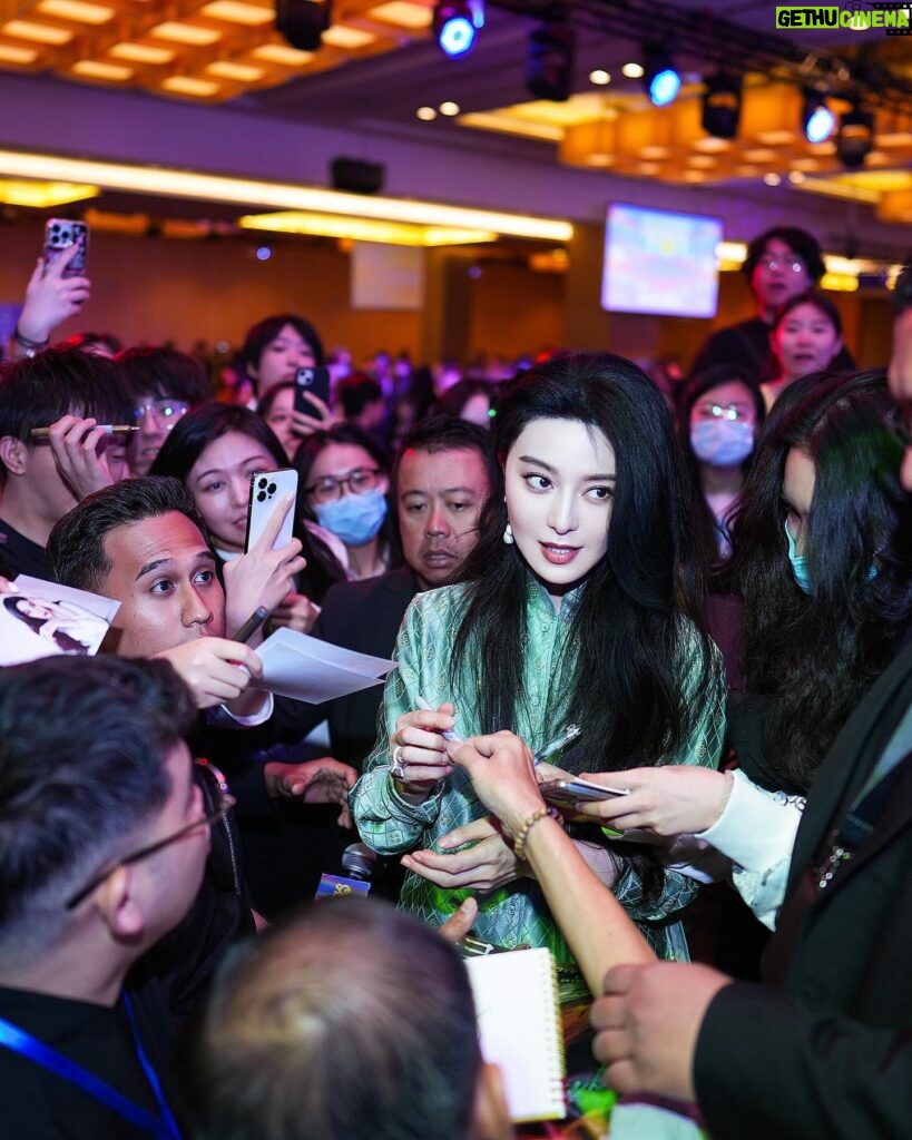 Fan Bingbing Instagram - My day 2 in Singapore for @sgiffest 2023.
💚💚💚

📸 @zungninja and @ryan_john_peters.