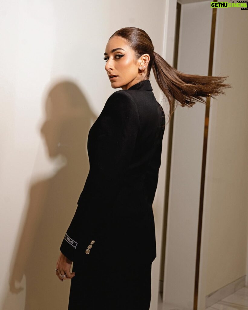 Amina Khalil Instagram - Another night at @redseafilm 🖤 

Styling: @mohamedashraff 
Suit: @versace 
Jewelry: @nadine_jewellery 
Photographer: @ghadeer_abuzaid 
Hair: @malaksamy_1 @alsagheersalons 
MUA: @nohaezzeldinmua