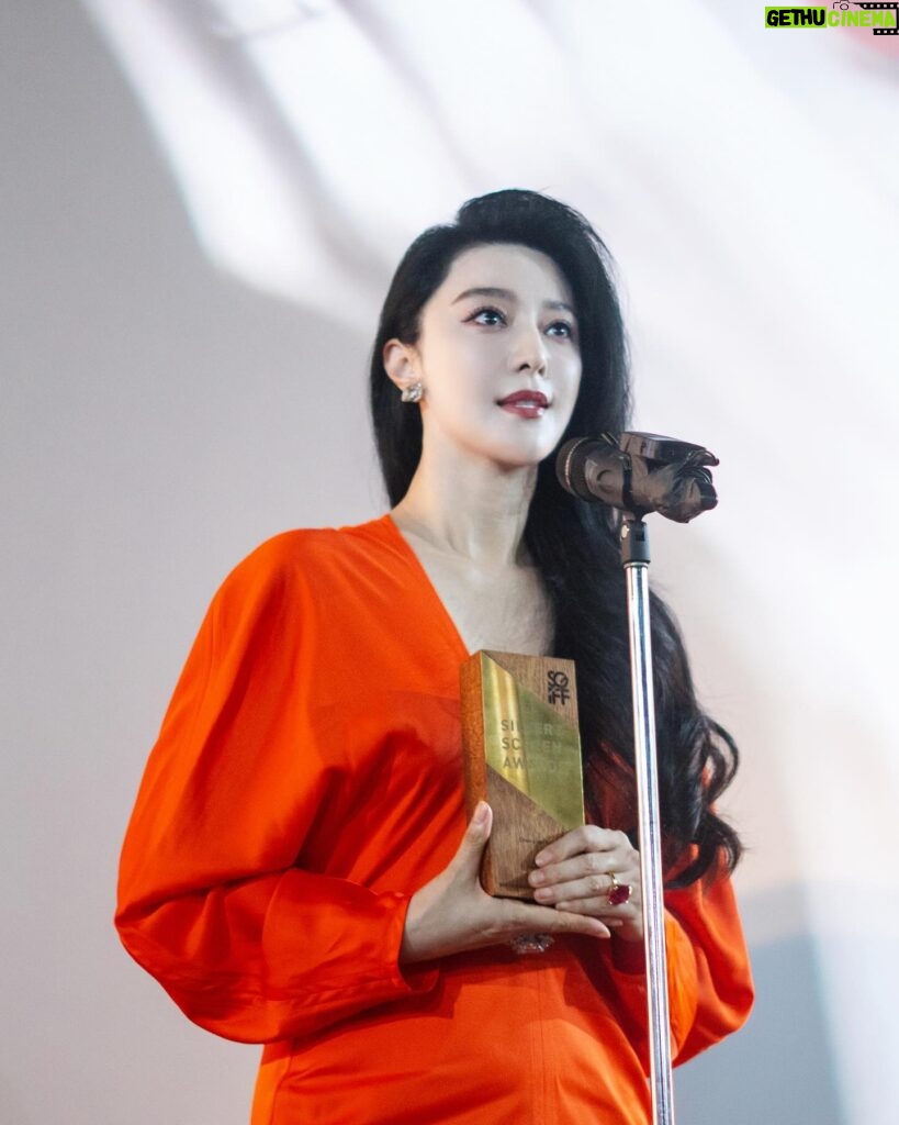 Fan Bingbing Instagram - Heartfelt thanks to @sgiffest 2023 for honoring me with the Cinema Icon Award! ❤

👗 @ferragamo Resort 2024, styled by @_christopherbu_ and @wishgui3 
💄 @huyiyin8, @_christopherbu_ 
📸 @zungninja and @ryan_john_peters.
❤ @jerseychong, @mattie_ma, @babezoooooooe