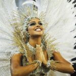Juliana Alves Instagram - Salve o samba!!!

Minha alegria, cura, cultura, pertencimento, minha cultura, minha raiz! 
O meu lugar 🤍 Não saio e ninguém me tira. Ele está aqui assim presente e onde quer que eu vá. 
Na cantiga de família, no fundo do quintal, nas rodas de samba, na filosofia de vida, em cada gota de suor, no corpo e na alma.  Na saudade, embalando as dores e as alegrias surpreendentes, no arrepio da pele e na emoção de quem entende, mas não pode explicar. 
Porque eu sou mulher negra artista sambista com muito orgulho e muito amor! 
Axé e paz! 
Salve o samba e cada pessoa que mantém ele vivo na sua mais linda expressão! 💛💙❤️🙌🏾✨