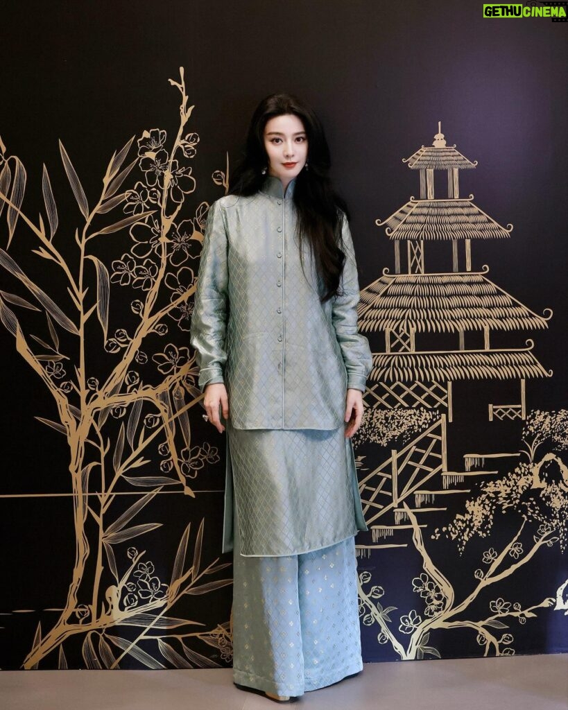 Fan Bingbing Instagram - My day 2 in Singapore for @sgiffest 2023.
💚💚💚

📸 @zungninja and @ryan_john_peters.