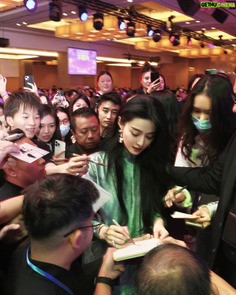 Fan Bingbing Instagram - My day 2 in Singapore for @sgiffest 2023.
💚💚💚

📸 @zungninja and @ryan_john_peters.