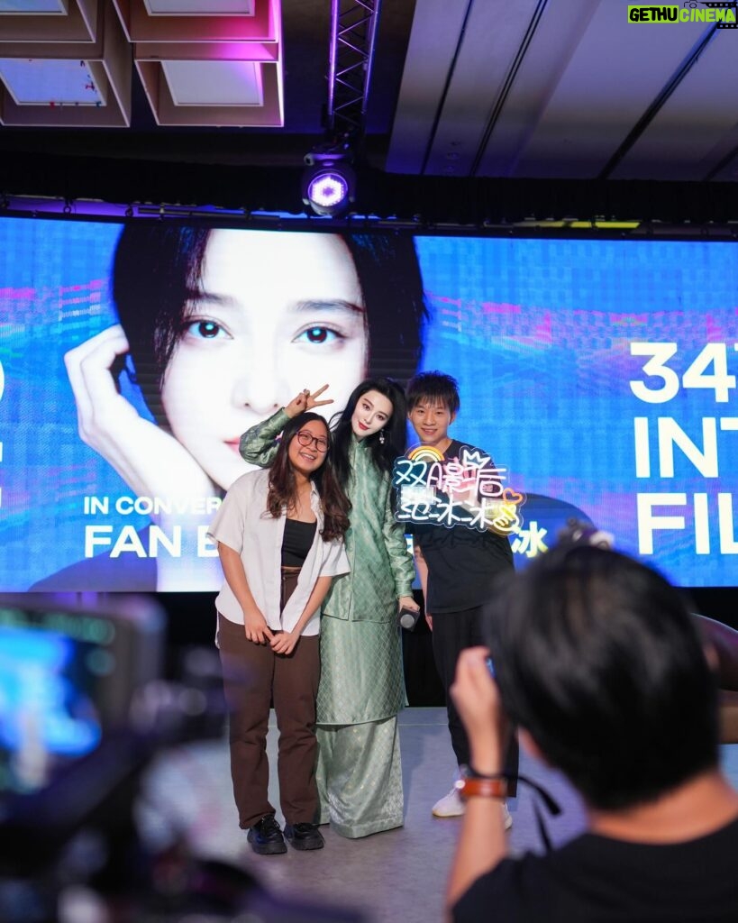 Fan Bingbing Instagram - My day 2 in Singapore for @sgiffest 2023.
💚💚💚

📸 @zungninja and @ryan_john_peters.