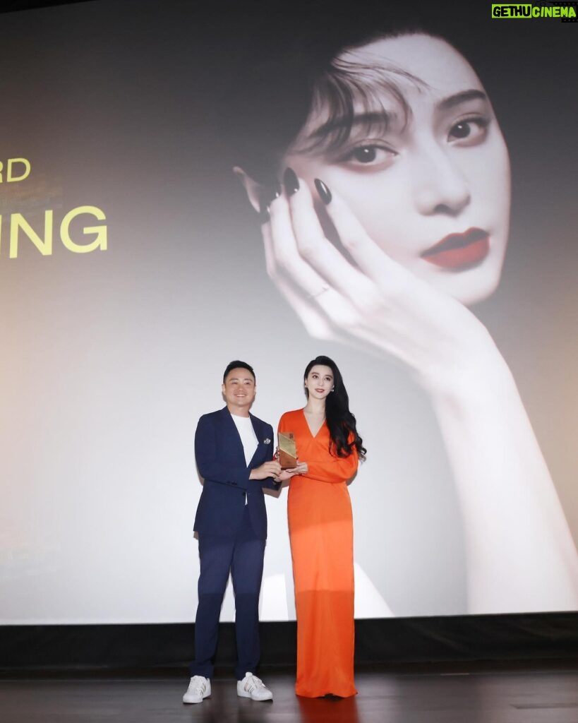 Fan Bingbing Instagram - Heartfelt thanks to @sgiffest 2023 for honoring me with the Cinema Icon Award! ❤

👗 @ferragamo Resort 2024, styled by @_christopherbu_ and @wishgui3 
💄 @huyiyin8, @_christopherbu_ 
📸 @zungninja and @ryan_john_peters.
❤ @jerseychong, @mattie_ma, @babezoooooooe