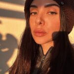 Sheryl Rubio Instagram - Usa esa cámara trasera de tu teléfono sin miedo chich@ ✨🤍 los cambios empiezan de adentro hacia afuera. Si solo le damos mucho amor a nuestra piel, tal vez no veremos resultados o no serán  permanentementes si no le damos el tiempo que necesita nuestro cuerpo para descansar, moverse así sean 30 minutos al día y llenarlo de energía y nutrientes 🥬 🥦 si ya estás haciendo todo eso, entonces estás a un paso de lograrlo! 

- serum de ácido hialuronico: @kiehls 
- first care activating serum: @sulwhasoo.us 
- crema diaria hidratante: @versed 
- protector solar 🌟: @beautyofjoseon_official 
- tinta multiusos (tono destino): @bailandojuntos 
- lápiz de cejas (dark brunette/brun foncé): @jonesroadbeauty 
- bálsamo multiusos con color(tomo flushed): @jonesroadbeauty 
- gel de cejas: @grandecosmetics 
- hidratante de labios: @malinandgoetz
