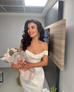 Özge Yağız Instagram - geceden💫🤍