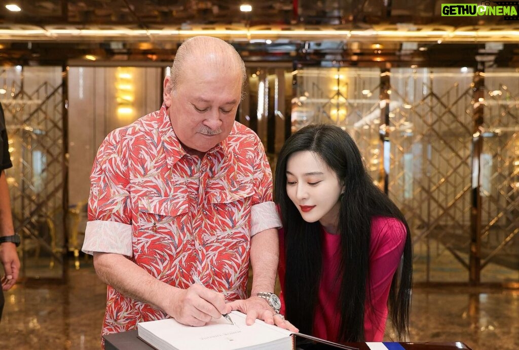 Fan Bingbing Instagram - An unforgettable honor meeting the Sultan of this stunning Malaysian state. 🇲🇾✨ 

Touched by His Majesty’s warmth and grace. 🤍