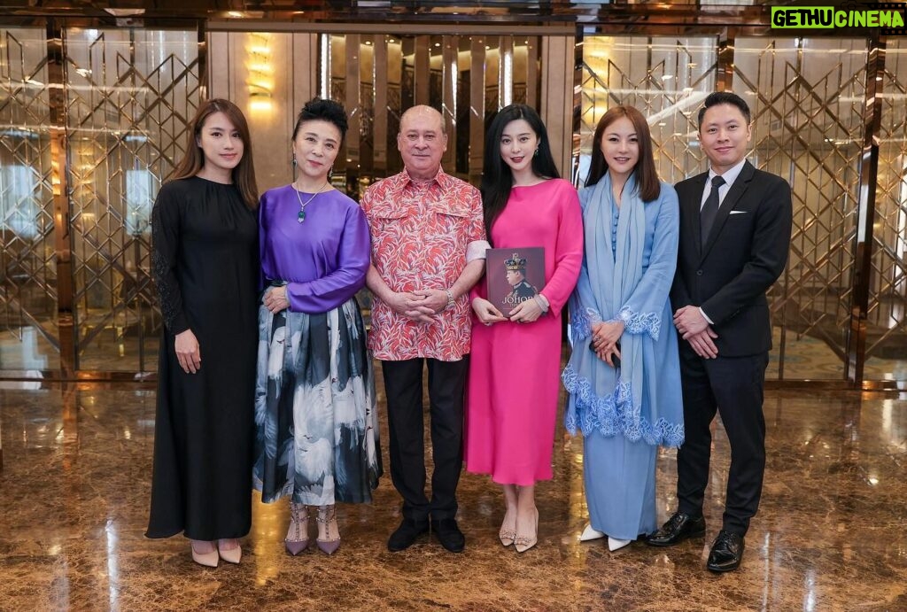 Fan Bingbing Instagram - An unforgettable honor meeting the Sultan of this stunning Malaysian state. 🇲🇾✨ 

Touched by His Majesty’s warmth and grace. 🤍