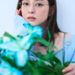 Nozomi Sasaki Instagram - .
新作eyewear🩵
私にとってメガネは欠かせない存在！
カラーレンズだけが、UVカットかと思いがちですが、クリアレンズでも、しっかりUVカット！しかも99.9%もカット👓（私もデザインするまでは、勝手にそう思い込んでいました…😅）
ですので、夏以外も日差しはあるのでオールシーズン使ってます。
目から日焼けもするみたいなので☀️

iNtimitéのサイトからご購入いただくと、UVカットレンズがついています！

iNtimité by EYEVANのメガネは、デザインだけでなく、軽くて一日中着けていても、疲れないように作っています🫧

是非チェックしてくださると嬉しいです！

#iNtimitebyEYEVAN

=====
＜iNtimité by EYEVAN 新商品販売のお知らせ>
12/7（木）18:00~
iNtimite by EYEVAN 2024 Spring & Summer の新作を販売させていただきます！
 
長時間掛けてもストレスの少ない軽さや、掛け心地に配慮しながら、シンプルで洗練されたデザインをベースに、ニュアンスのあるカラーリングや、ジュエリーに用いられるハンマー打ちのような繊細なディティールを用いて、彩りと華やかさを演出したコレクションを展開しています。

＜着用モデル＞
INE-1005 G/MILKPNKH
上品なゴールドのフロントは、ハーフリム七宝でアイメイクのような彩りと質感をプラス。
β-チタンのしなやかさを生かした細身のデザインで、程よい存在のあるアイウェアになります。
=====
