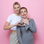 Lena Gercke Instagram - Zusammen mit unseren Kampagnenbotschafterinnen @lenagercke und Lina (@lina.1210_ ) sammeln wir bei betterplace.org Spenden für unser „look good feel better“ Kosmetikseminar für Mädchen und Frauen, die an Krebs erkrankt sind. Macht mit und zeigt euer Herz für Krebspatientinnen! Wie?

Spendet einen Beitrag über betterplace.org und macht zusammen mit Lena und Lina ein Herz! Screenshotet das Herzfoto, fügt euer halbes Herz im Story-Layout hinzu und taggt @dkmslife! Oder macht eine Herzgeste und taggt @dkmslife. Den Link zur Spendenkampagne findet ihr in der BIO!

Für Lina waren es zwei unbeschwerte Stunden im „look good feel better“ Kosmetikseminar. Der Austausch mit anderen Krebspatientinnen, das gemeinsame Lachen und Schminken haben ihr neuen Mut geschenkt.

Vielen Dank an unseren wunderbaren Partner @lorealparis für das Sponsoring des Fotoshootings. Gemeinsam zeigen wir unser ❤️ für Krebspatientinnen.

Bildcredit: @rui.camilo