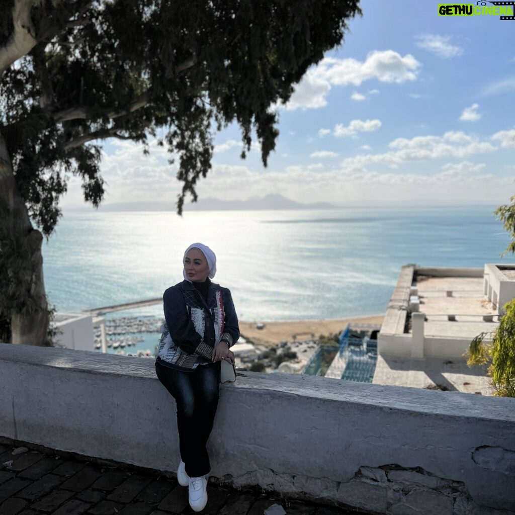 Elham Hamidi Instagram - .
سفر کردن انسان‌ ها را فروتن می‌ کند
زیرا در سفر است که شما پهناور بودن جهان و عظیم بودن
همه آنچه در آن زندگی میکنید را کشف می‌کنید
.
.
.
#سفر #تونس
