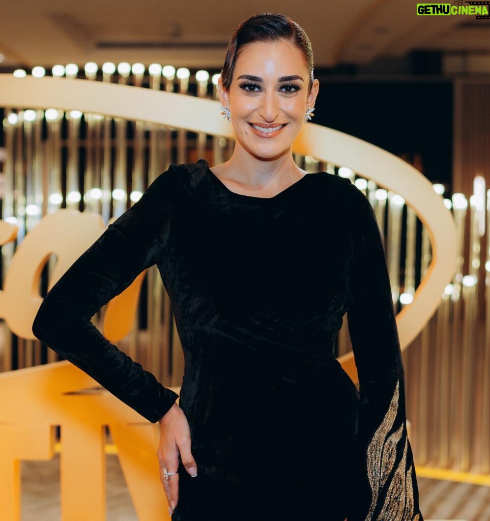 Amina Khalil Instagram - Moments before walking in to the closing ceremony of the Red Sea Film Festival 2023 @redseafilm 
This post is dedicated to the wonderful humans that made my look happen tonight ⭐
I owe this elegance to you all ! 

Stylist: @islam.mitwally 
Dress: @tonywardcouture 
Jewels: @nadine_jewellery 
MUA: @nohaezzeldinmua 
Hair: @ibrahim_eissa00 @alsagheersalons 
Photographer: @tohlobphotography