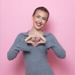 Lena Gercke Instagram - Zusammen mit unseren Kampagnenbotschafterinnen @lenagercke und Lina (@lina.1210_ ) sammeln wir bei betterplace.org Spenden für unser „look good feel better“ Kosmetikseminar für Mädchen und Frauen, die an Krebs erkrankt sind. Macht mit und zeigt euer Herz für Krebspatientinnen! Wie?

Spendet einen Beitrag über betterplace.org und macht zusammen mit Lena und Lina ein Herz! Screenshotet das Herzfoto, fügt euer halbes Herz im Story-Layout hinzu und taggt @dkmslife! Oder macht eine Herzgeste und taggt @dkmslife. Den Link zur Spendenkampagne findet ihr in der BIO!

Für Lina waren es zwei unbeschwerte Stunden im „look good feel better“ Kosmetikseminar. Der Austausch mit anderen Krebspatientinnen, das gemeinsame Lachen und Schminken haben ihr neuen Mut geschenkt.

Vielen Dank an unseren wunderbaren Partner @lorealparis für das Sponsoring des Fotoshootings. Gemeinsam zeigen wir unser ❤️ für Krebspatientinnen.

Bildcredit: @rui.camilo