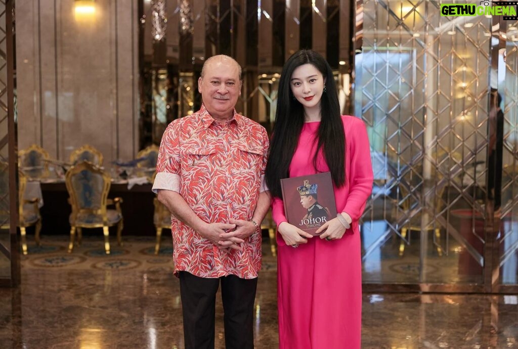 Fan Bingbing Instagram - An unforgettable honor meeting the Sultan of this stunning Malaysian state. 🇲🇾✨ 

Touched by His Majesty’s warmth and grace. 🤍