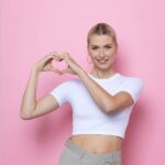 Lena Gercke Instagram - Zusammen mit unseren Kampagnenbotschafterinnen @lenagercke und Lina (@lina.1210_ ) sammeln wir bei betterplace.org Spenden für unser „look good feel better“ Kosmetikseminar für Mädchen und Frauen, die an Krebs erkrankt sind. Macht mit und zeigt euer Herz für Krebspatientinnen! Wie?

Spendet einen Beitrag über betterplace.org und macht zusammen mit Lena und Lina ein Herz! Screenshotet das Herzfoto, fügt euer halbes Herz im Story-Layout hinzu und taggt @dkmslife! Oder macht eine Herzgeste und taggt @dkmslife. Den Link zur Spendenkampagne findet ihr in der BIO!

Für Lina waren es zwei unbeschwerte Stunden im „look good feel better“ Kosmetikseminar. Der Austausch mit anderen Krebspatientinnen, das gemeinsame Lachen und Schminken haben ihr neuen Mut geschenkt.

Vielen Dank an unseren wunderbaren Partner @lorealparis für das Sponsoring des Fotoshootings. Gemeinsam zeigen wir unser ❤️ für Krebspatientinnen.

Bildcredit: @rui.camilo